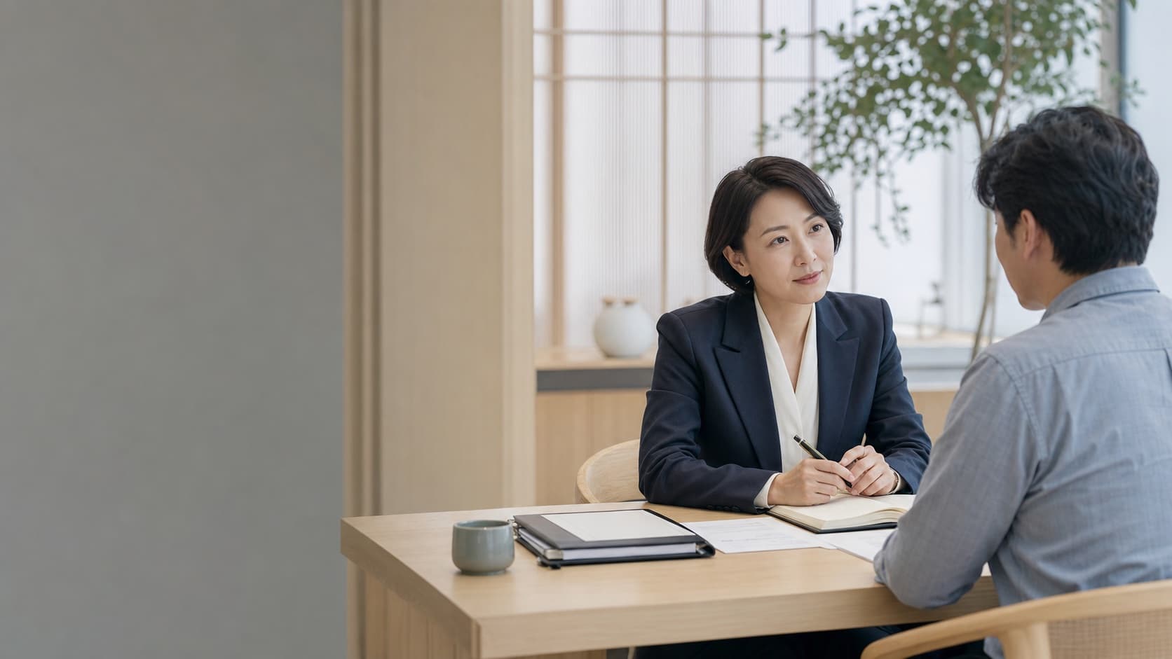상담가와 소상공인이 밝은 사무실에서 이야기를 나누는 해온 비즈니스 파트너스 데모 이미지